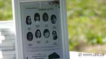 Memorial honours 8 Bunibonibee Cree Nation students, pilot killed in 1972 Winnipeg plane crash