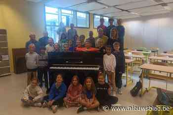 Gemeente verwelkomt nieuwe piano in Karel Van Mandergebouw