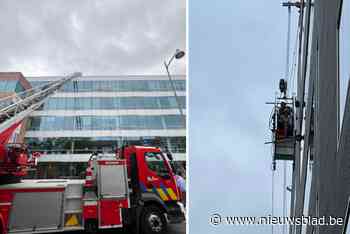 Twee ruitenwassers in de problemen op grote hoogte: brandweer bevrijdt hen uit benarde situatie