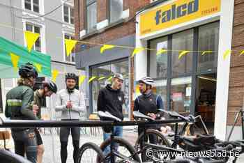 Groot scherm, fietstochten, frietjes en fietsspelletjes: Falco Cycling Club pakt op WK gravel uit met eigen ‘Gravelplaza’