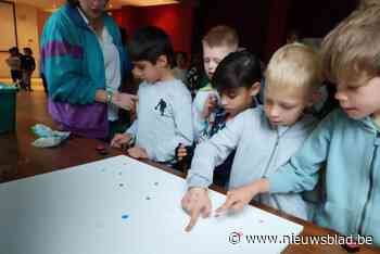 Leerlingen GO! Basisschool De Kleine Geuzen zeggen neen tegen pesten met stippenkunstwerk