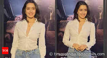 Shraddha shines in a simple look at 'Taaza Khabar 2'screening