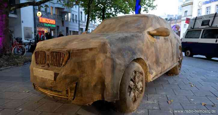 Kunst: Verrottende SUV machen auf Versiegelung aufmerksam