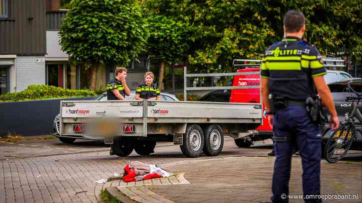 Bestelbus botst tegen fietser en rijdt met aanhanger over hem heen