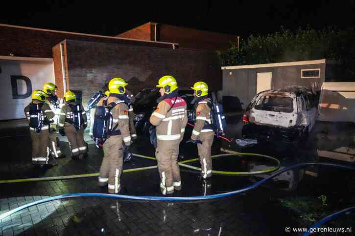 Auto in brand dichtbij bedrijfspand: mogelijk brandstichting