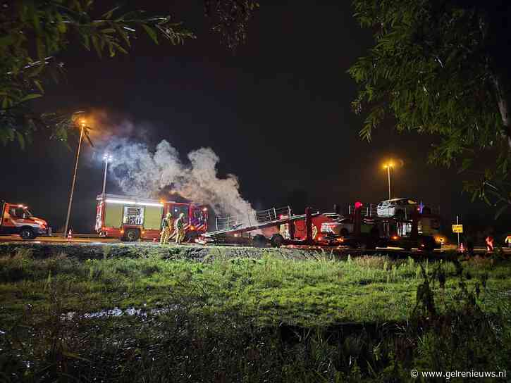 Autotransporter vliegt in brand op snelweg