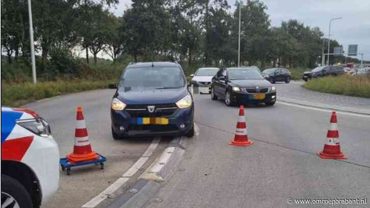 Automobilist rijdt tegen verkeersregelaar die waarschuwde voor kapotte auto