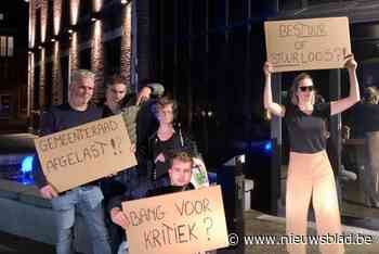 Protest aan gemeentehuis Hoeselt omdat raad op het allerlaatste ogenblik afgelast wordt