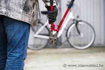 Dieven slaan verschillende keren toe en stelen fietsen, een laptop, gsm en nummerplaat