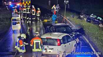 Frontal-Crash auf Staatsstraße in Bayern: Auto schleudert fast auf Bahnübergang