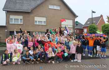 Kinderen in sportkledij naar de les