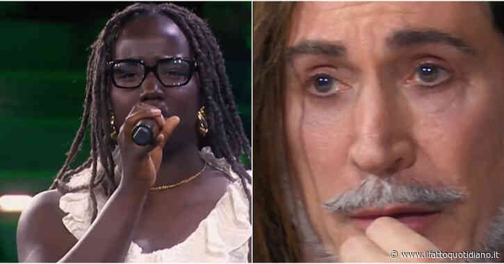 “Non sto piangendo, mi è entrata una ragazza nell’occhio, vaffanc*lo!”: Manuel Agnelli in lacrime dopo l’esibizione di Mimì a X Factor