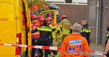 Bezorger bekneld in bestelbus, slachtoffer met metalen pin door hand heen naar ziekenhuis