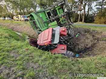 Trekker met aardappelrooimachine belandt in de sloot bij de N363