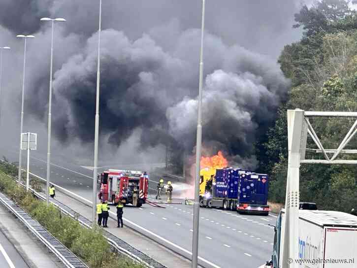 Snelweg afgesloten vanwege brandende vrachtwagen