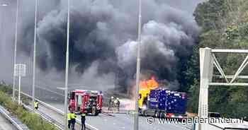 Enorme rookwolk bedekt A50 door vrachtwagenbrand: snelweg afgesloten, verkeer omgeleid