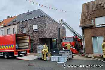 Brand breekt uit in woning: vrouw naar ziekenhuis, persoon opgepakt wegens brandstichting