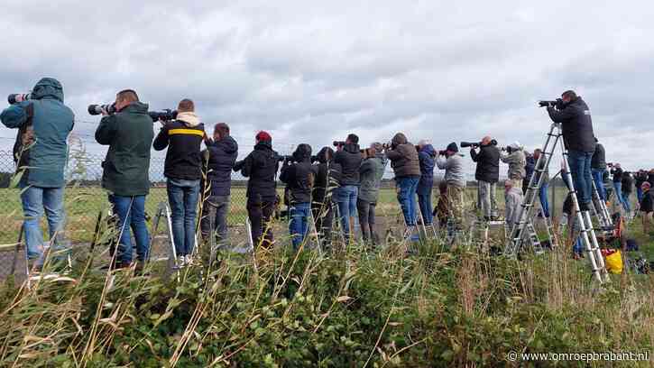 Vliegbasis Volkel overspoeld met honderden F16-spotters