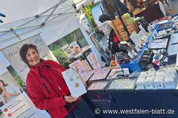 Stammkunden und Schnäppchenjäger sind beim Krammarkt in Büren unterwegs