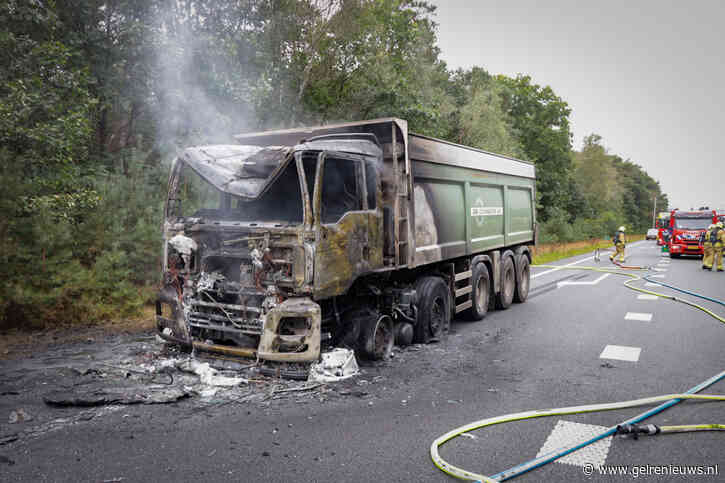 UPDATE: Snelweg afgesloten vanwege brandende vrachtwagen