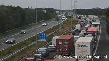 Ruim een uur file op de A58 na ongeluk, verkeer via de vluchtstrook