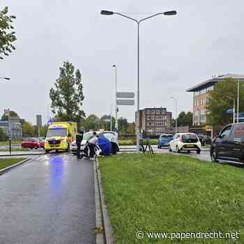 Botsing tussen fietster en auto op rotonde Veerweg / Burgemeester Keijzerweg