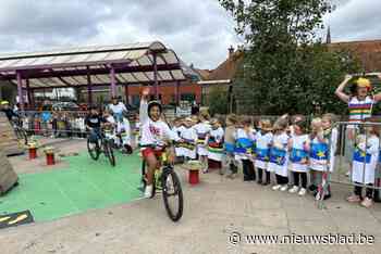 Wielergekste school doet kunstje drie jaar later nog eens over: leerlingen rijden met de fiets door en rond klaslokalen