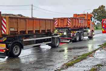 Brandweer blust oververhitte remmen van vrachtwagen