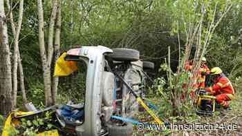 Wieder Unfall auf der MÜ33 bei Erharting: Auto überschlägt und verkeilt sich in Baumgruppe