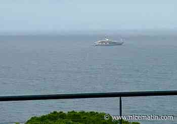 Le yacht de Steven Spielberg au mouillage au large du Lavandou