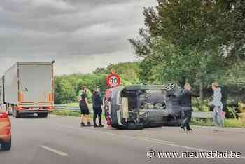 Auto kantelt bij ongeval op Europalaan in Genk