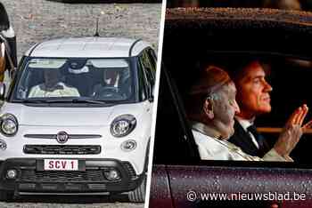 Paus Franciscus laat zich steevast rondrijden in een Fiat 500: “Er is honger in de wereld, dus zijn flashy auto’s niet gepast”