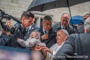 Fans staan urenlang in de regen om glimp op te vangen van paus, die baby Jade zegent: “Wat een zot moment. Dit vergeet ik nooit”