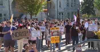 Hundreds protest proposed cuts to graduate awards at Queen’s University