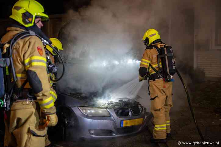 Geparkeerde auto vliegt in brand voor woning