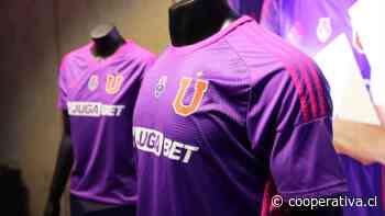 Universidad de Chile estrenó el color morado en su nueva camiseta de la temporada