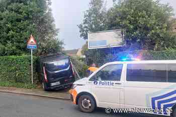 Bestelwagen mist bocht, gaat door haag en omheining en eindigt in tuin: bestuurder wandelt gewoon weg