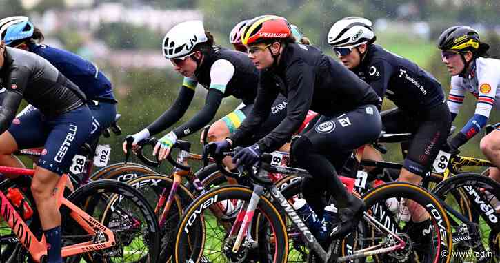 Regen zorgt voor zware omstandigheden in wegrit, titelverdedigster Kopecky test benen al vroeg