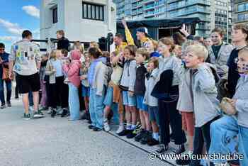 Honderden kinderen ‘stippen’ tegen pesten aan de Pier