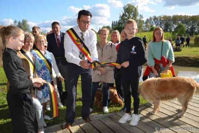 Veel baasjes met honden op opening hondenlosloopweide