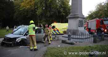 Auto in de kreukels na harde botsing met hek rond monument De Naald in Apeldoorn