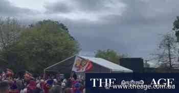 Fans sing Country Roads in Fitzroy