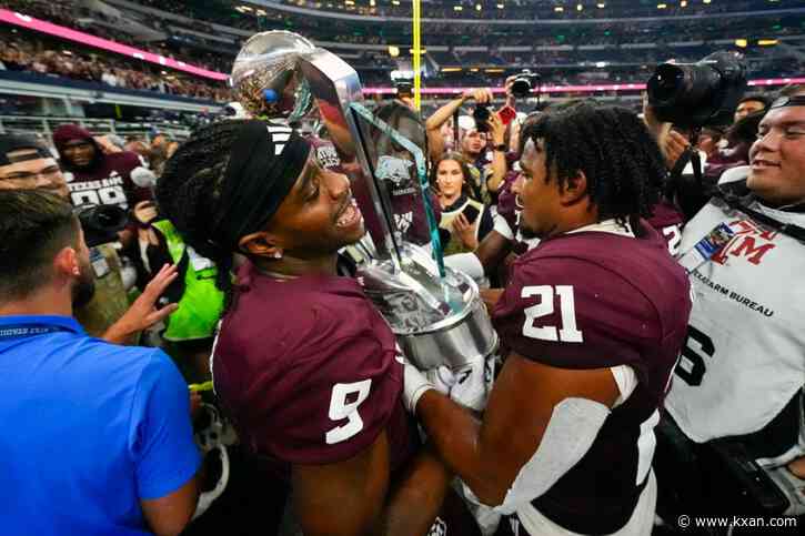 Aggies score late to win Southwest Classic over Arkansas 21-17