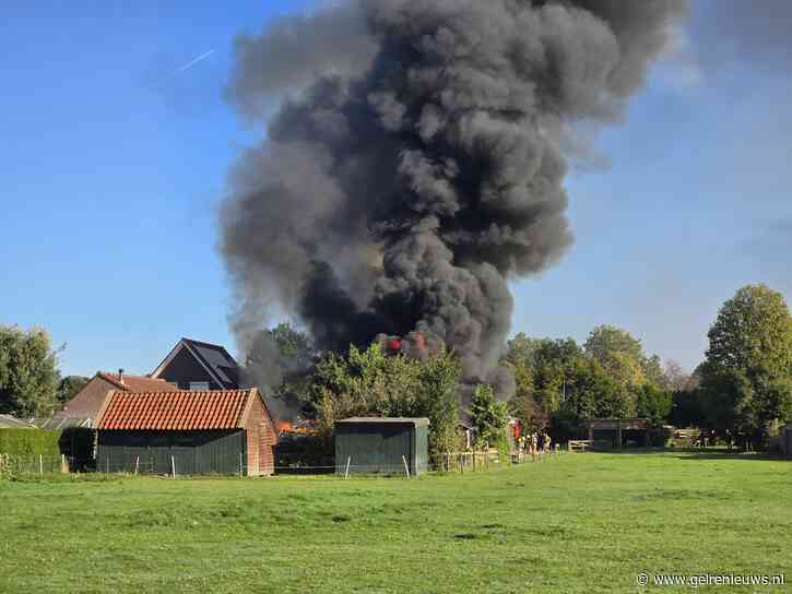 Grote uitslaande brand in loods, mogelijk nog pony’s binnen