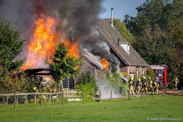 Grote uitslaande brand in loods in Didam, mogelijk nog paarden binnen