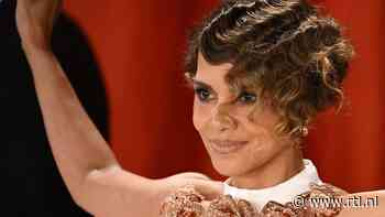 Halle Berry toont okselhaar in de film Never Let Go