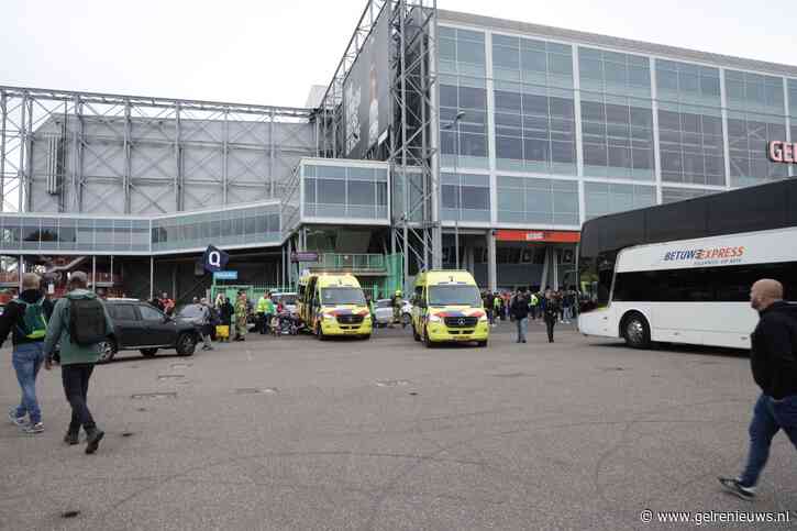 Vitesse supporters onwel: vermoeden van giftige rookbommen