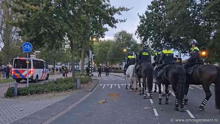 Rellen na RKC-Ajax, honderd RKC-supporters gooien stenen en palen naar ME