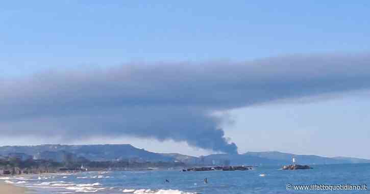 Abruzzo, incendio in una ditta di solventi a Pineto. L’appello ai cittadini: “Non uscite e chiudete le finestre”