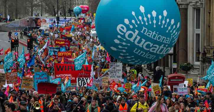 Teachers vote to accept 5.5% pay deal ending months of strike action